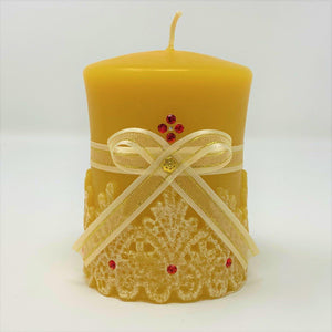 Vintage lace beeswax pillar made and sold in Canada by the sisters of monasterevmc.org / Pillier en cire d'abeille "dentelle vintage" fait à la main au Québec et vendu par les soeurs du monasterevmc.org